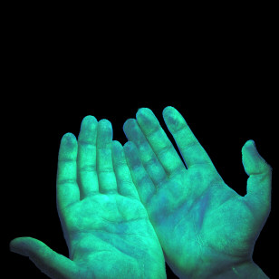 Groene handen onder UV licht